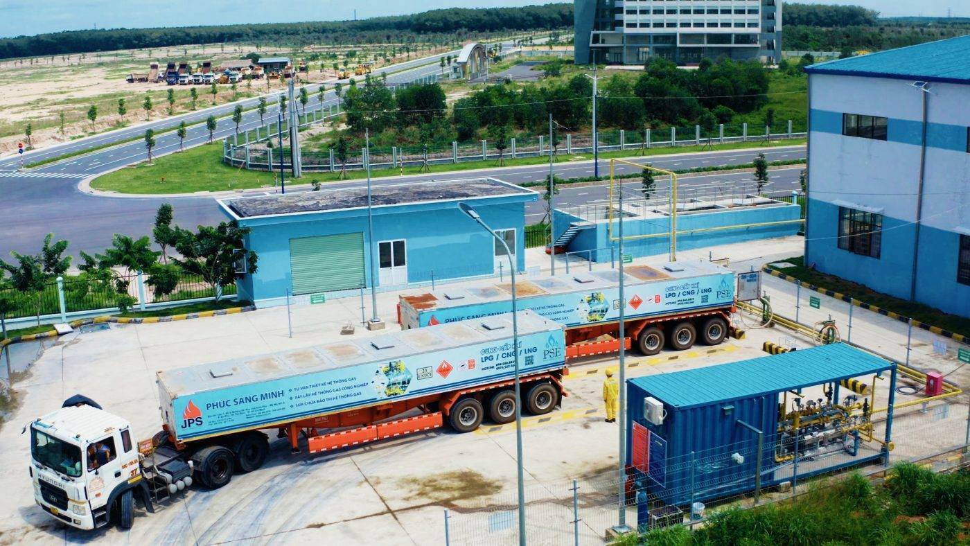 Xe chở khí CNG vào trạm, chuẩn bị vào khí (Gas in) tại trạm PRU đặt tại nhà máy